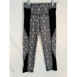 Athleta‎ Printed Capri Leggings Women’s Black White Yoga Running Size SMALL